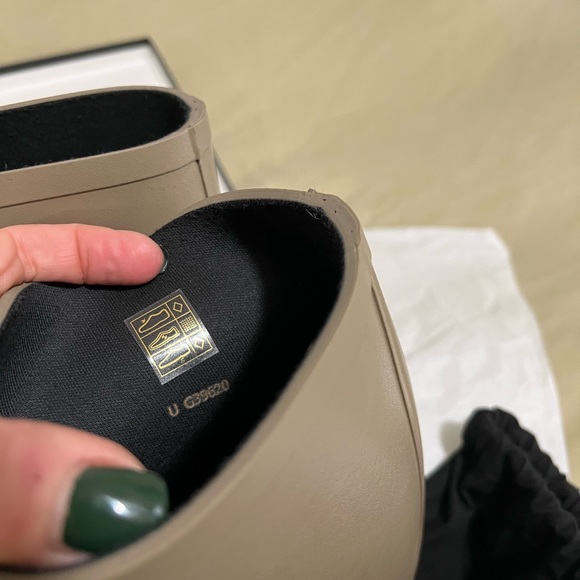 Chanel rain boots - Picture 4 of 10